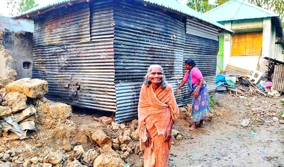 ৯০ পেরোনো ভালো রানীর ভাঙা ঘর, সৈয়দপুরে মানবিকতায় পাশে হাজারীহাট কলেজের অধ্যক্ষ