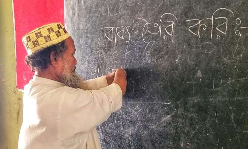 দুই হাতের কব্জি ও এক চোখ নেই, তবু ২৪ বছর ধরে জ্ঞানের আলো ছড়াচ্ছেন নীলফামারীর আব্দুল হাকিম